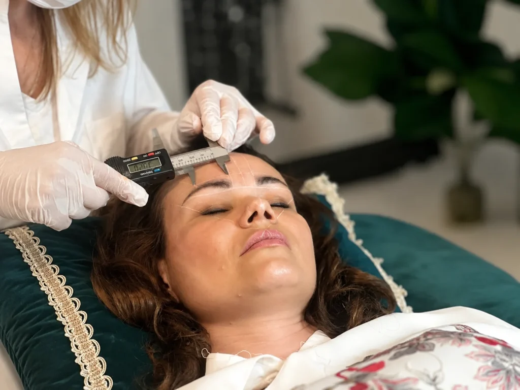 Diseño personalizado de cejas antes de un tratamiento de microblading en Alex Beauty Harmony Marbella
