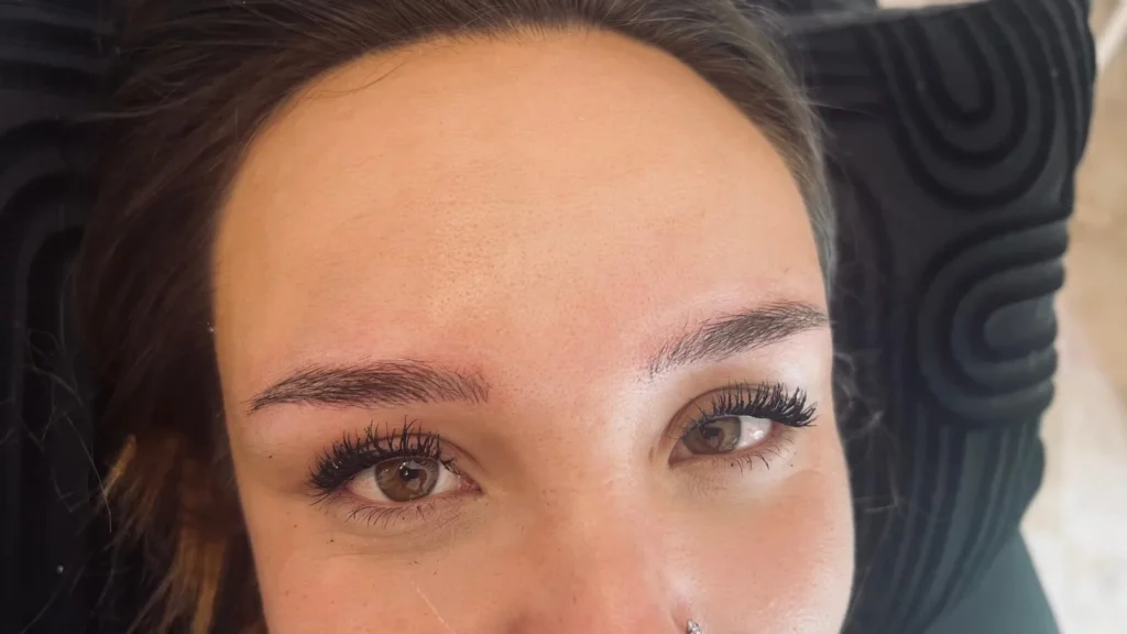 Resultado natural de unas cejas tras la cicatrización del microblading realizado en Alex Beauty Harmony Marbella