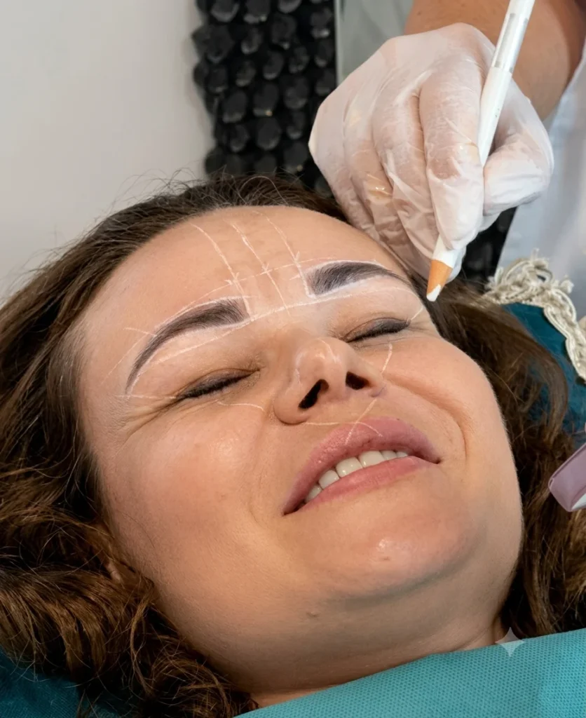 Proceso de microblading realizado por Alex Beauty Harmony en Marbella